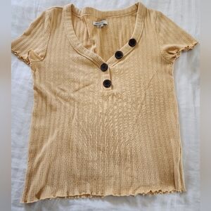 American Eagle button lined V-neck, ribbed top in a yellow color tone size Small